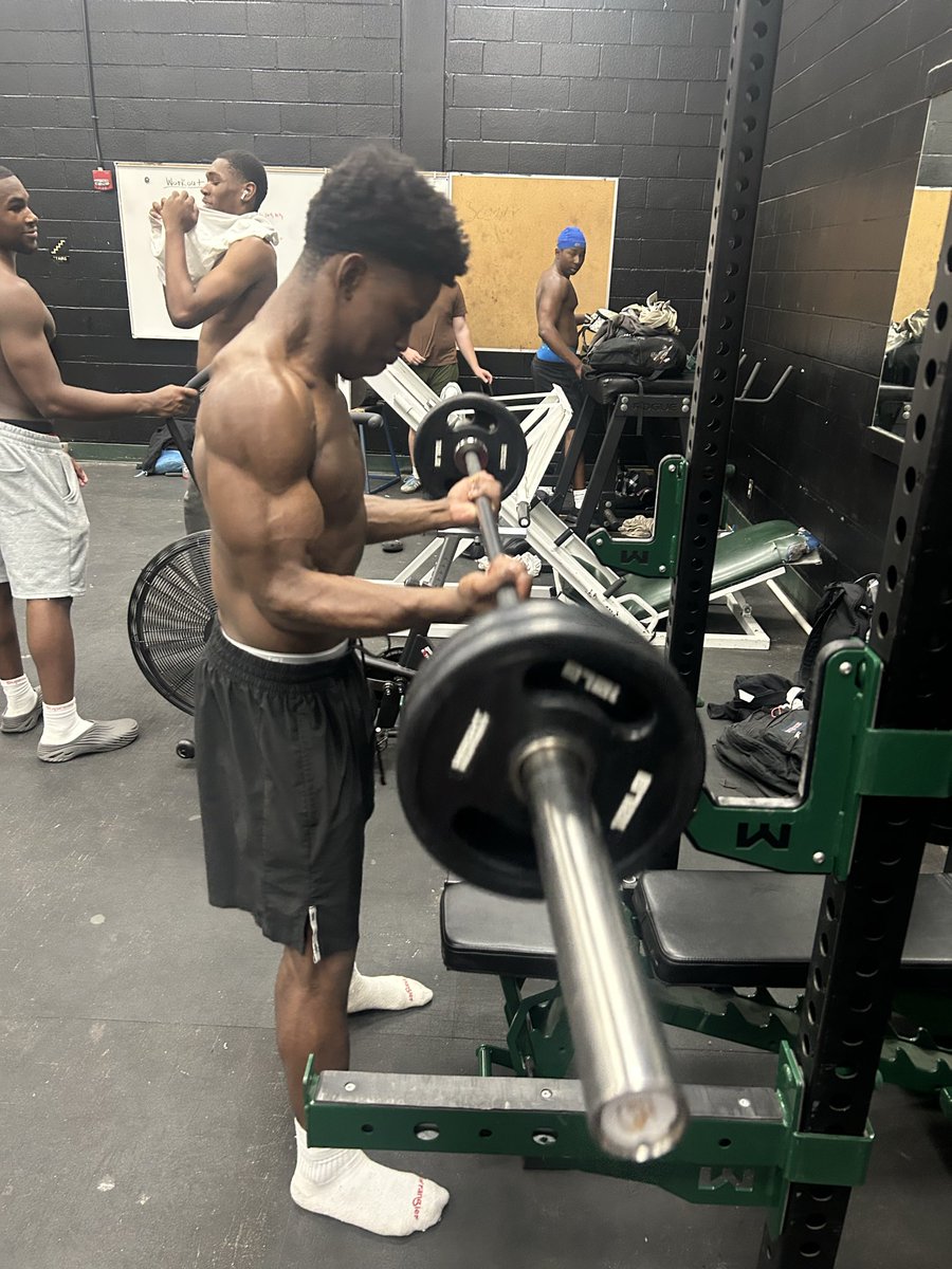 GeorgeMutanga's tweet photo. @Skellabrine George Mutanga a student in the class of 2027 at Lincoln high school in Tallahassee, Florida

 I am a 6’0ft 170lb True Point guard and a defensive menace with a career high of 7 steals in one game as I led district 5a2 In steals (2.7) per game. DM’s are open #recruitme #BUFHoops https://t.co/85fQxvWMJA