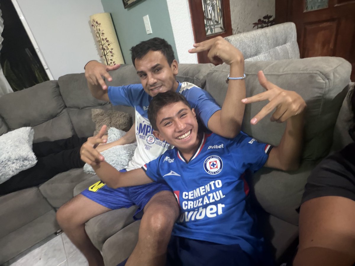 Moniksare's tweet photo. #quienpegaprimero #cruzazul https://t.co/QDVxMQGJXn