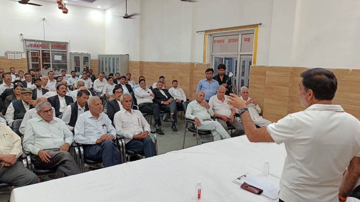 #योगी_सरकार_आपके_द्वार 
आज विधानसभा बुलंदशहर स्थित डिस्ट्रिक्ट बार एसोसिएशन में अपने विधायक निधि द्वारा लगे वाटर कूलर का फीता काटकर शुभारंभ किया एवं पानी की शुद्धता गुणवत्ता की जांच की।
साथ में रहे डिस्ट्रिक्ट बार एसोसिएशन के अध्यक्ष श्री सुमन कुमार सिंह, महासचिव अमित