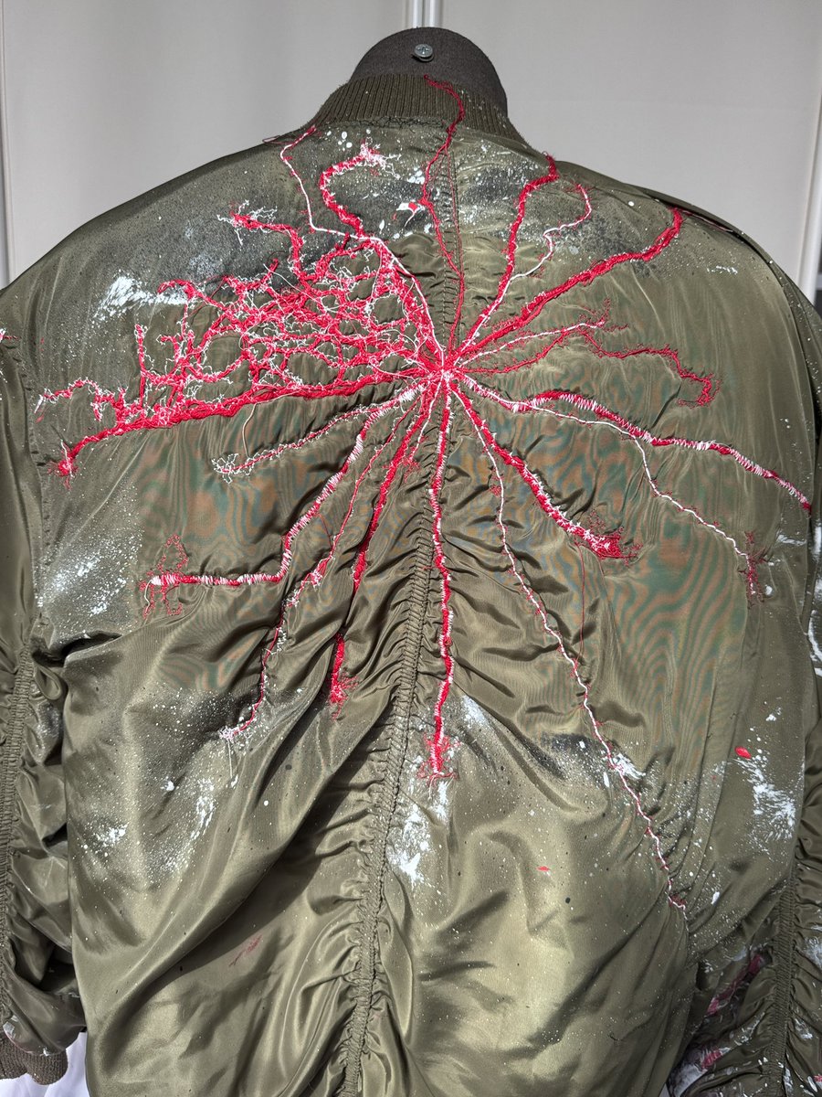 sharoncleaer's tweet image. experimental bomber jacket, mixing my art and textile energy ~

#contemporaryart
#wearableart
#artprocess
#experimentalart
#mixedmedia