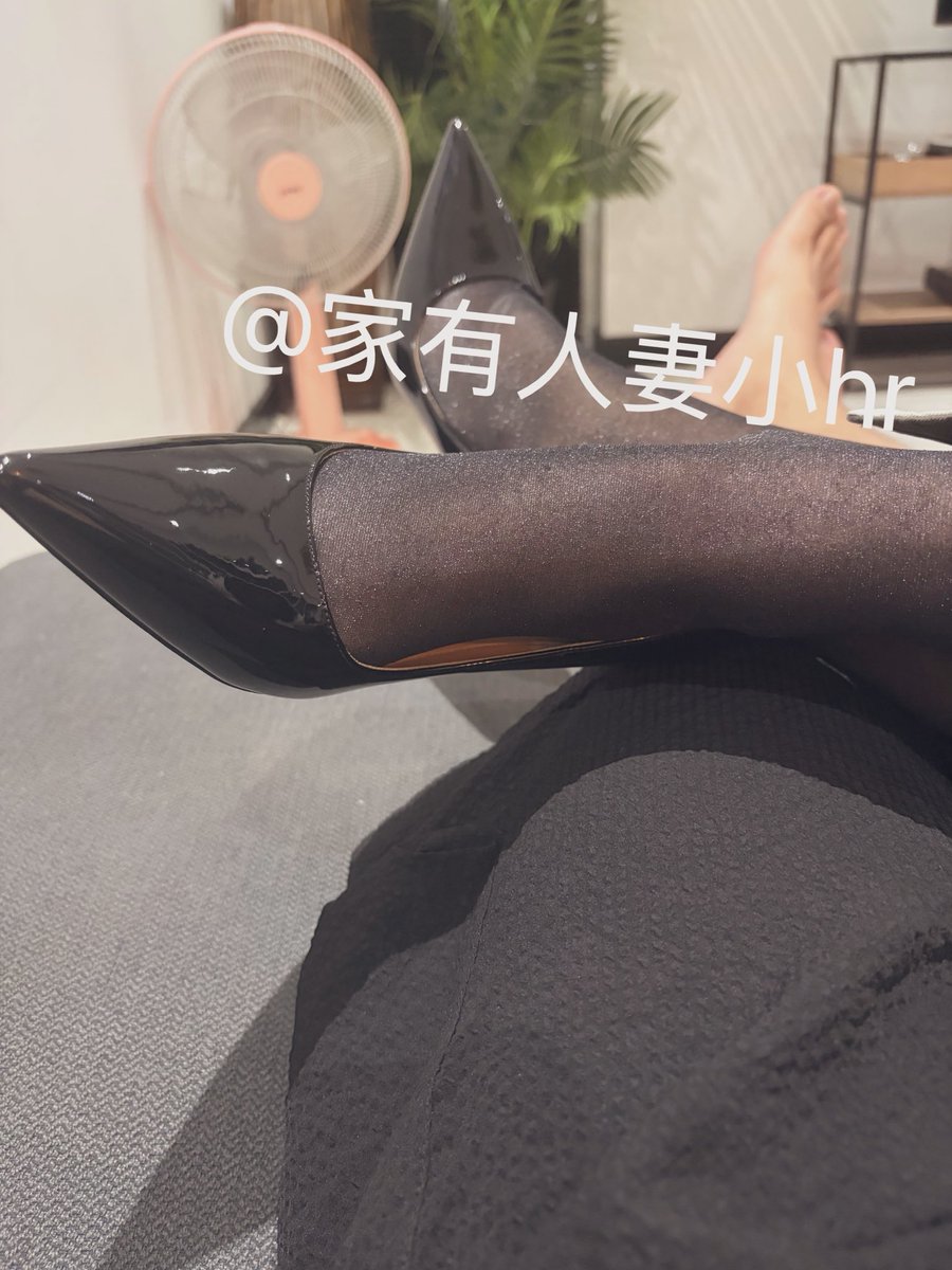 hrbabesis's tweet photo. “你们公司hr也喜欢穿红底高跟吗？” https://t.co/WnaWLYyV1b