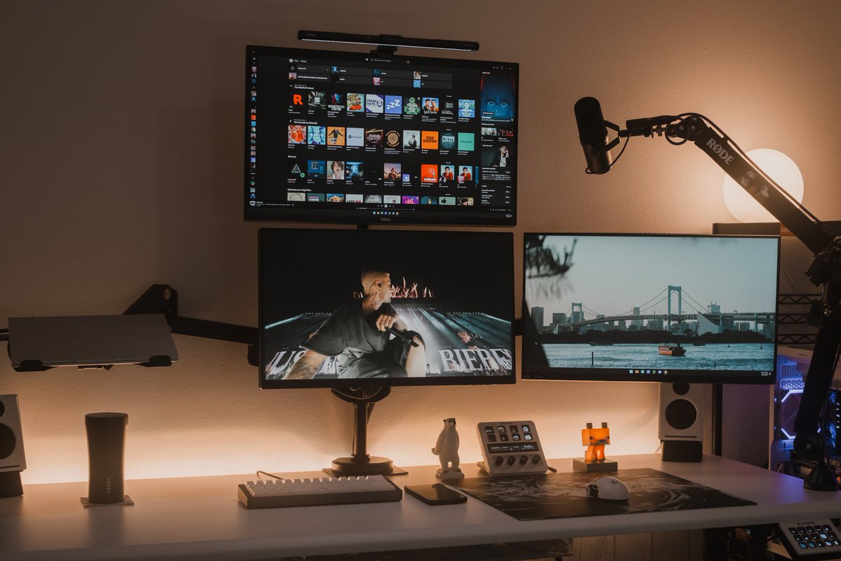f0xsenpai's tweet photo. My Ultimate Warm &amp; Cozy Desk Setup🕯️🥂 https://t.co/MmOlSXssei