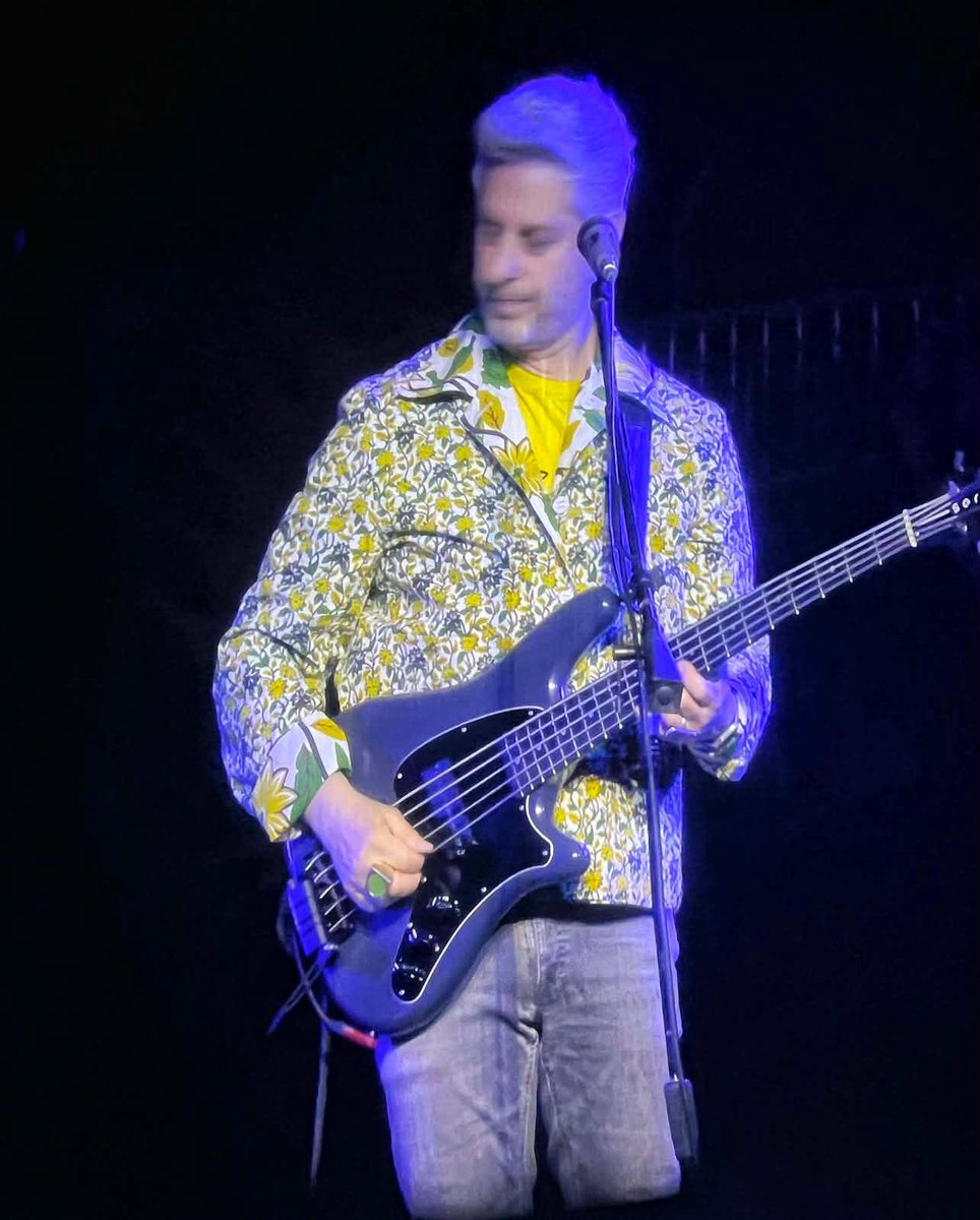 PhishPhashion's tweet image. Trey: “Ahh, my favorite part of the night, ladies and gentlemen. Mike will now invert. 

Drumroll. Mike “inverts” his Craig Green jacket. 

“Michael Eliot Inversion!”

5/2/26, LV, NV

Brave new world. 😂

Get inverted here: tr.ee/848mQG

#phish #mikegordon #inversion