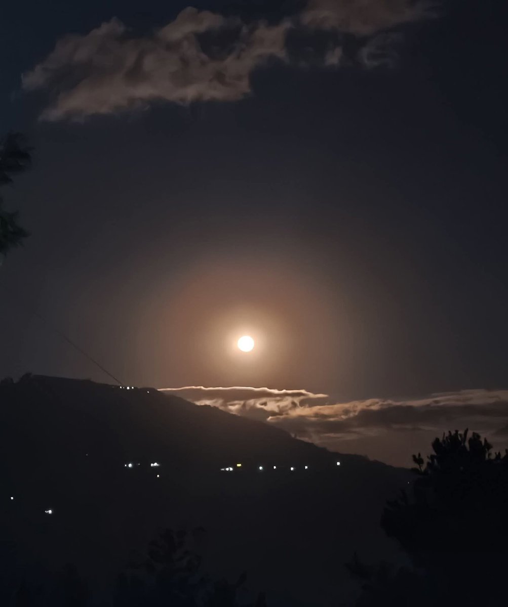 Tienes la noche en tus ojos: esa mezcla de paz y abismo que solo se siente bajo un cielo despejado