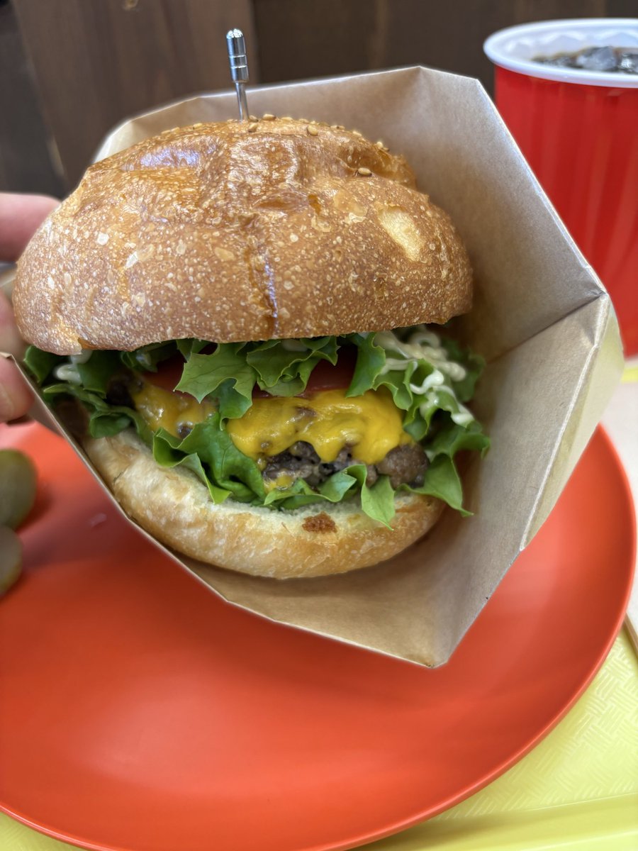 08g452's tweet photo. 今日はJessyJuicyのチーズバーガー
写真撮るの下手だな・・・
新大阪駅から近いしもっと人気出てもいいかも https://t.co/YIM9qblja4