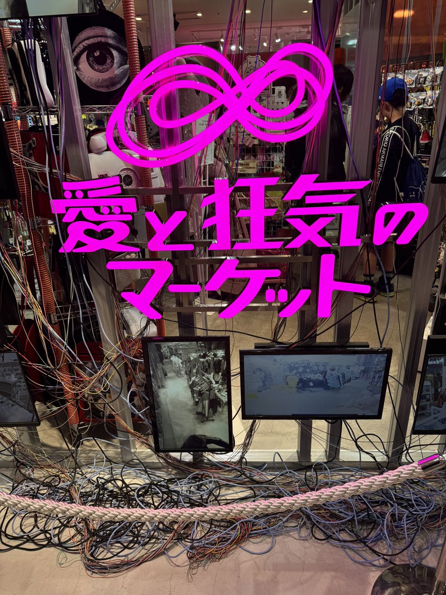 poco394's tweet image. #SMH #飲酒最高 🍻の界隈民として（！？）、 #愛と狂気のマーケット へご挨拶に行ってまいりました❗️🫡
まかろんさんの方から話しかけてきてくださって恐悦至極✨
無事に今回限定Tシャツ（ブラックVer.）をお迎えできました🌟
ちょい飲みセット風の小物、「蓮根の箸置き」なんかも可愛い！