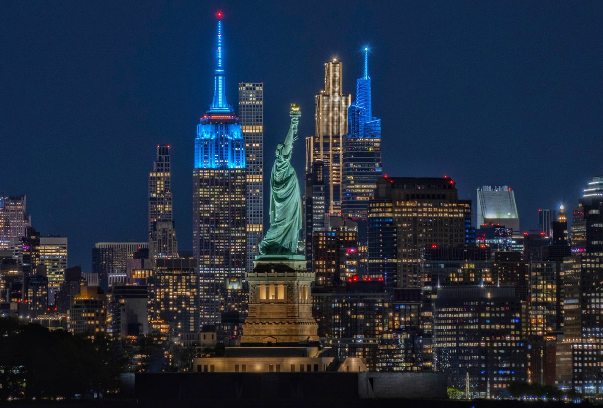 GaryHershorn's tweet image. The skyline of New York City, seen from the southern end of Jersey City, NJ, Saturday evening #newyorkcity #nyc #newyork @empirestatebldg #statueofliberty