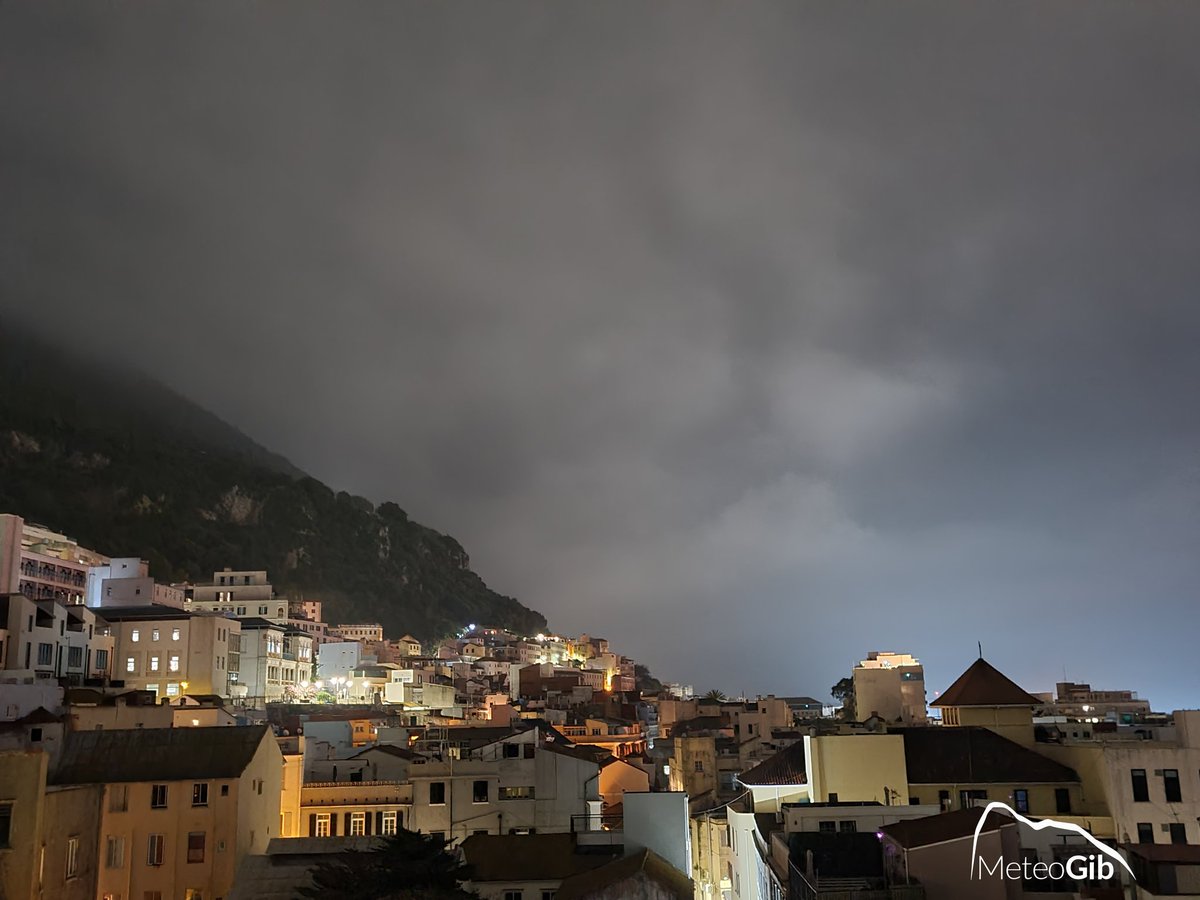 MeteoGib_'s tweet image. #Gibraltar - 6am, 03/05 - it's been a mostly cloudy, hazy and at times misty night with light Easterly/ Levante winds at first, which have now flipped Westerly, while a little line of thicker cloud just moved through giving a few spots of rain - it's a warm 18C with humidity 88%.