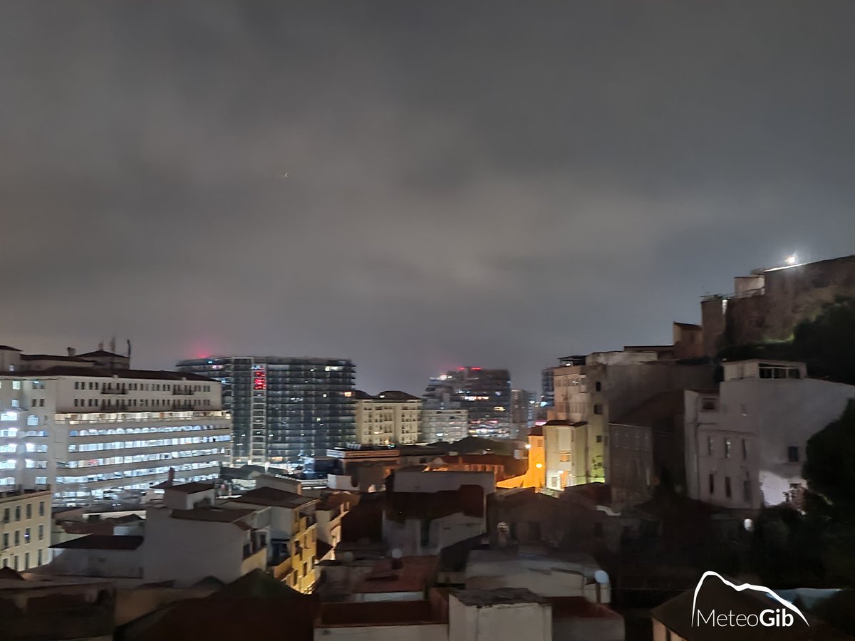 MeteoGib_'s tweet image. #Gibraltar - 6am, 03/05 - it's been a mostly cloudy, hazy and at times misty night with light Easterly/ Levante winds at first, which have now flipped Westerly, while a little line of thicker cloud just moved through giving a few spots of rain - it's a warm 18C with humidity 88%.