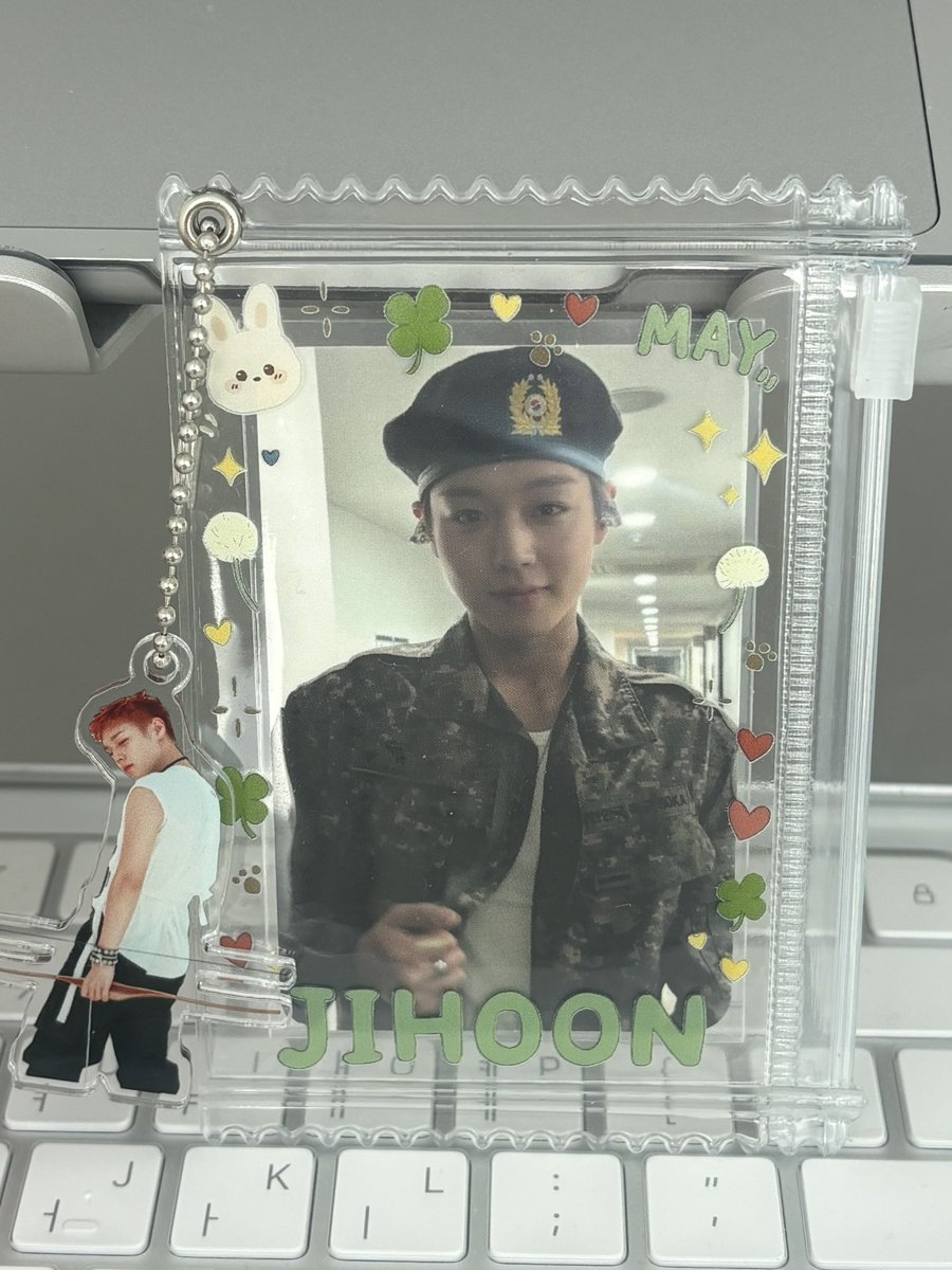 mayiluvu529's tweet image. ✧*̣̩˚̣̣⁺̣‧#rt  + #follow 이벤트.‧⁺̣˚̣̣✧

군복 훈지 포카를 저만 가질 수 없어서
또 한번 작은 이벤트를 열어봅니다💭

군복 훈지 포카 1장 + 랜덤 포카 1장을 
추첨을 통해 “2분께” 보내드립니다!!💓

반택비 부담 가능하신 분만 참여부탁드려요!
당발 5/20