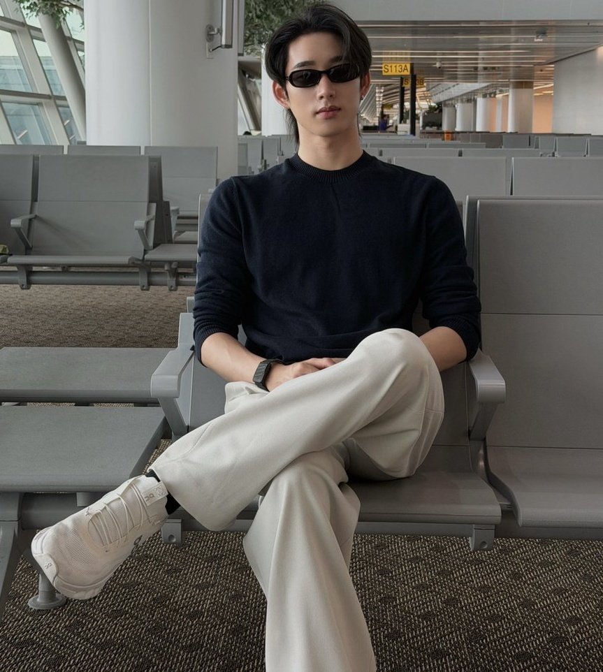 The shoes and the posture, I know what you are est🙂‍↔️🙂‍↔️