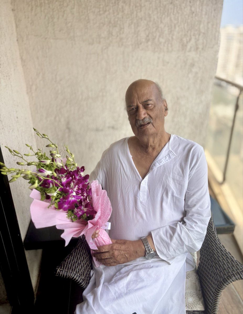 TRE_320's tweet image. Happy 90th Dad 🥳

The only legend in our family to have a Bollywood Super ⭐️ chase after him back in the day 👨🏻‍✈️

#pilot #pilotlife #HappyBirthday @IAF_MCC