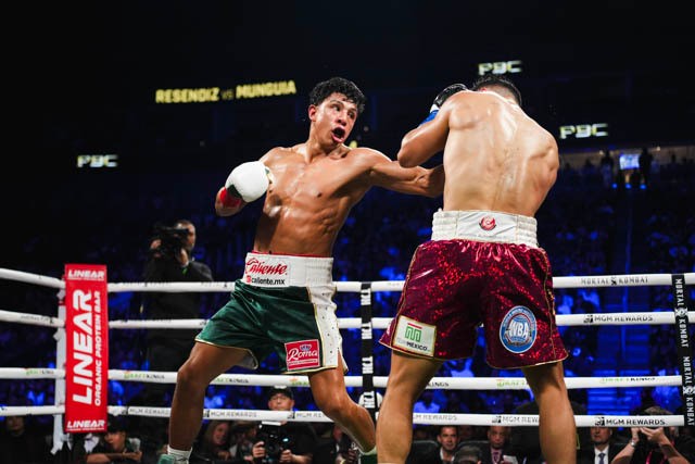 deportes_rpc's tweet photo. ¡LE PASÓ POR ENCIMA! 🔥
Jaime Munguía derrotó por decisión unánime a José Reséndiz para conquistar el título supermediano de la AMB.
#BoxeoRPC 📸 @premierboxing https://t.co/EC2u3va20U