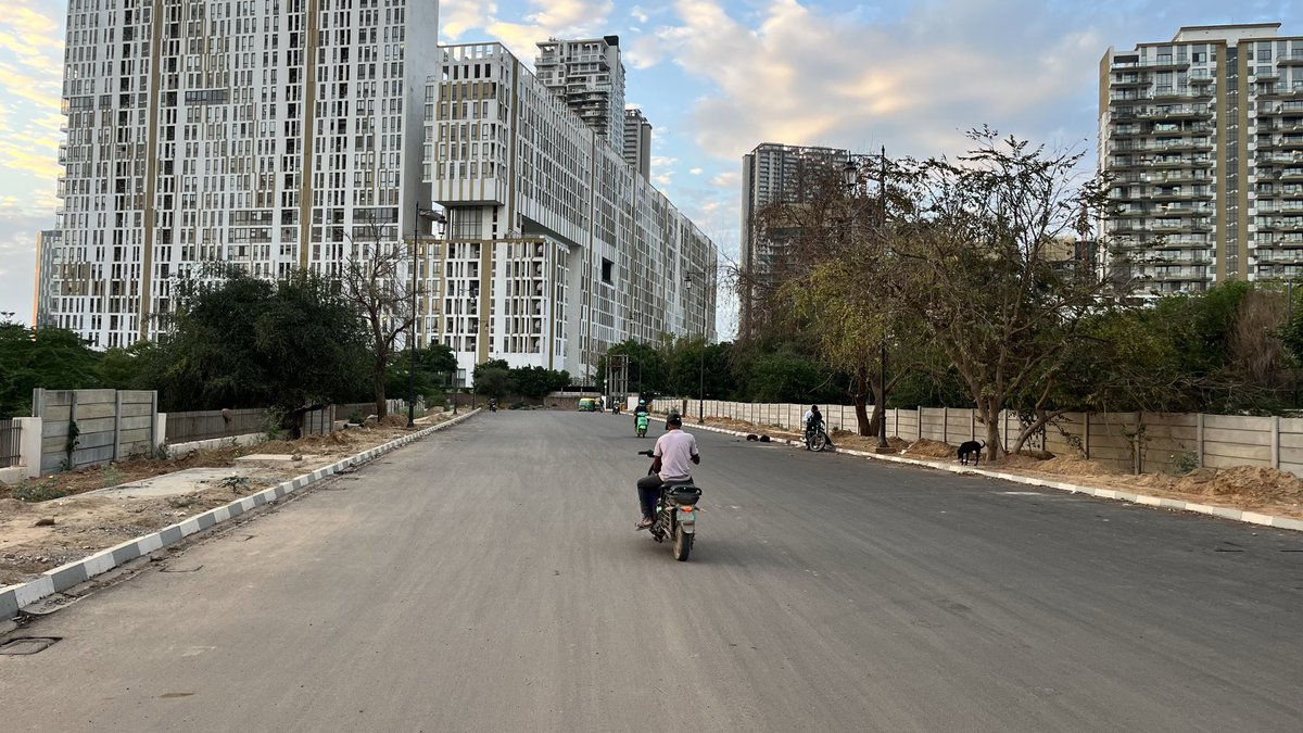 ILoveGurgaon_in's tweet image. @MCManesar Look sec 65 #Gurugram Emerald Hills Rd. It’s full soil dust, road not complete, drain &amp;amp; street lights missing &amp;amp; NO PAVEMENT. Roads encroached by M3M.

Cr: @Ogyani

@DC_Gurugram @OfficialGMDA @usiias @CPCB_OFFICIAL @PradeepIAS_HR @pcmeenaIAS @NayabSainiBJP #Gurgaon