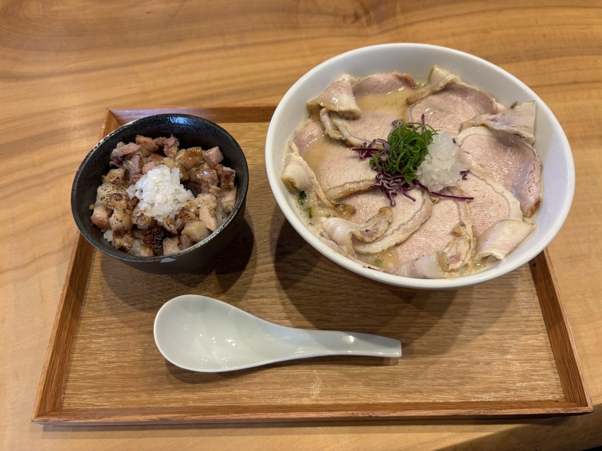 ar71902's tweet photo. 神奈川県豚骨醤油と叉焼飯、花巻パイタン焼豚麺とやきぶた飯、のり煮干しそばと麻婆豆腐丼、炭火燻るまぜそば https://t.co/c4ylU9vRuM
