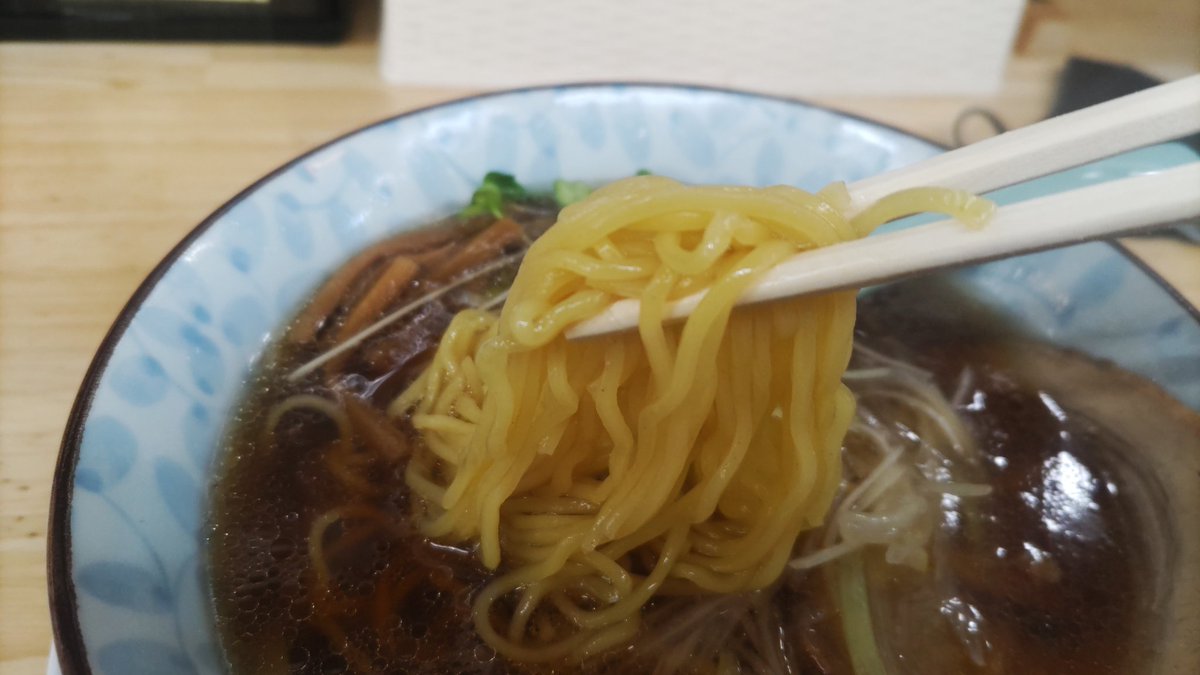 朝ご飯は塩竈市のらーめん光家さんで鳥中華そば醤油味。
これ、美味いんですよ！
あっさりでも濃い鶏の出汁。
シンプルだけど朝から超幸せになれる一杯🥹

塩味はまだ食べたことないけど、絶対に美味いよなと期待が高まる。

しかも客があまりいないというか誰もいないのですぐに食べれて最高♪