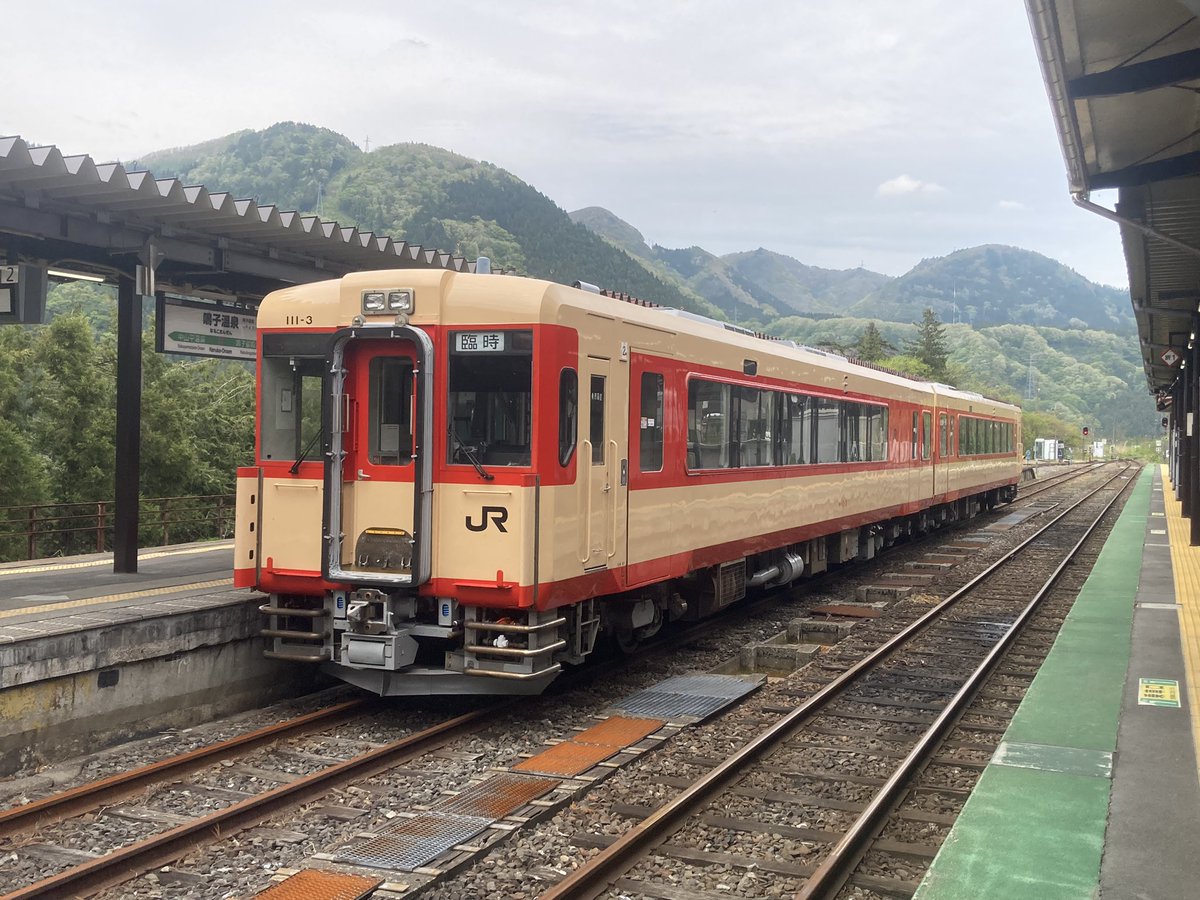 tatsuo_train's tweet photo. 絶賛GW〜
湯けむりも来てまーす🚃
鳴子は東京方面を含めたいろんなナンバーの車で溢れてるw https://t.co/OHUBfmlz09