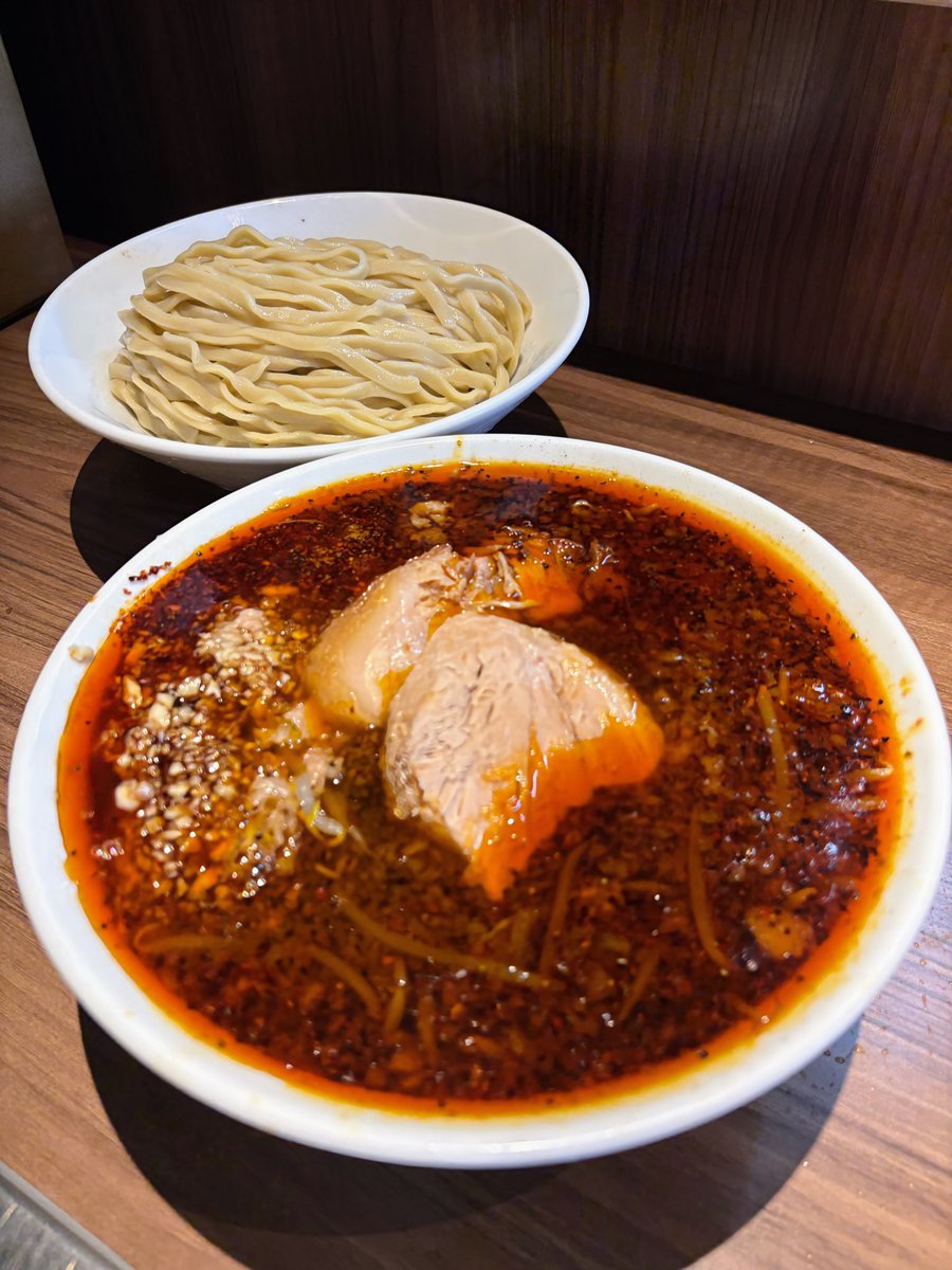 runramrunram's tweet photo. 大人気店となったこちら
開店時には30⤴️😆
ここではつけ麺しか食べません
だって麺がサイコーにうまいんですよ✨
と言うことで
•限定 辛黒覇らーめん
  つけ麺変更
🧄⤴️⤴️ ヤサイ アブラ 辛味
黒胡椒とラー油のアクセントが後を引くスパイシーな一杯でした♪
のてぃこさんごちそうさま😋
#らーめん菊 https://t.co/qyC61W7F5p