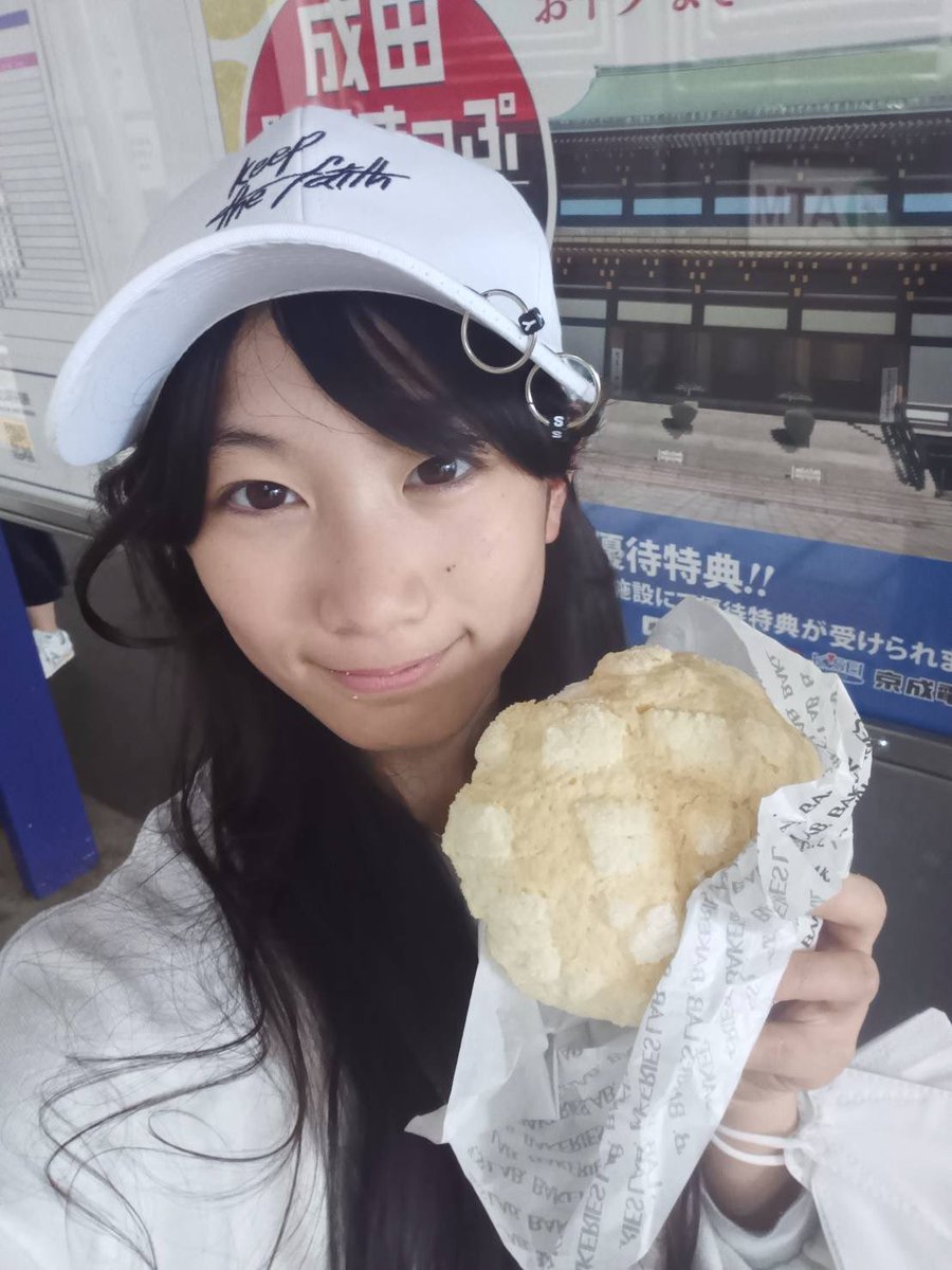 メロンパン食べた😋

#CHiCKちゃん #板花希音 #アイドル