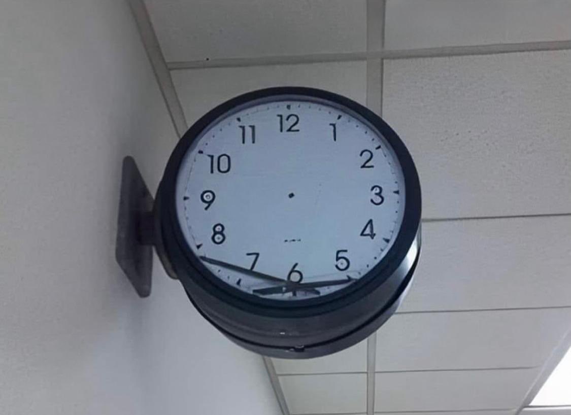 "אפילו שעון מקולקל צודק פעמיים ביום."
שעונים סוציאליסטיים: