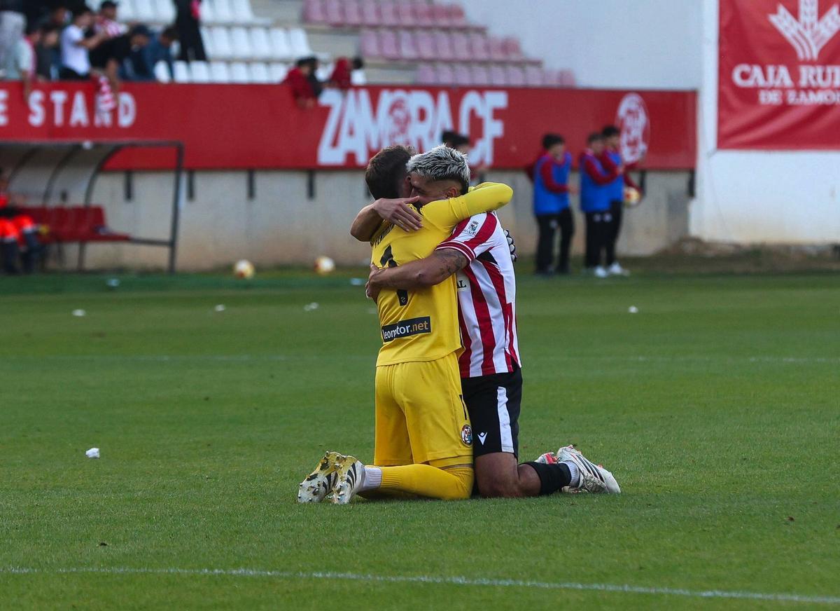 Zamora empieza a sonar
Zamora empieza a ser temida
Zamora empieza a ser respetada en el mundo del fútbol.

Escribiendo la humilde historia, despierta la numantina Zamora. El Ruta de la Plata merece el fútbol profesional. Nace la leyenda de Viriato.