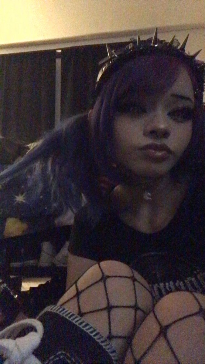 skye :3 tweet media