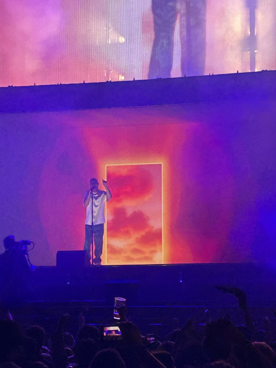 BleetoystoryA's tweet photo. I will NEVER forget this night!! @KiDCuDi 😭🥹🫶🏽

#CudFam 💛🚀🛸🛰️🔥 https://t.co/Ml8nUru0DK