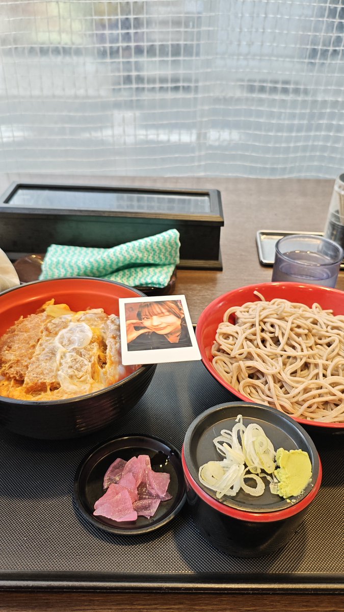 カツ丼普通サイズ頼んじゃうし外に席あるし眠気が全てのデバフになってるし