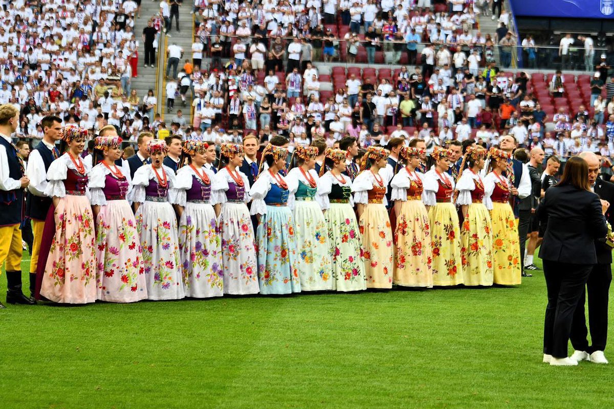 zespolslask's tweet photo. To był wyjątkowy dzień! ❤️
Pełne trybuny, wielkie emocje i mecz @PZPNPuchar  @GornikZabrzeSSA  vs @Rakow1921 
Gratulacje dla zwycięzców i dziękujemy, że mogliśmy być częścią tego wydarzenia! ✨⚽ https://t.co/4mRdorB2ik