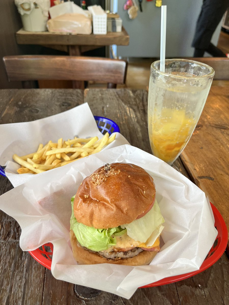 HAWAIIAN_HUSKY's tweet image. 今日のランチは"GOOD DINER INN COPAIN 北杜店"でベーコンチーズバーガー🍔😋

バンズがフワフワで見た目より軽い☺️
旨いなぁ🤭
また自家製ジンジャーエールが最高だわ✨

#ZX4R
#ninja
#ツーリングめし