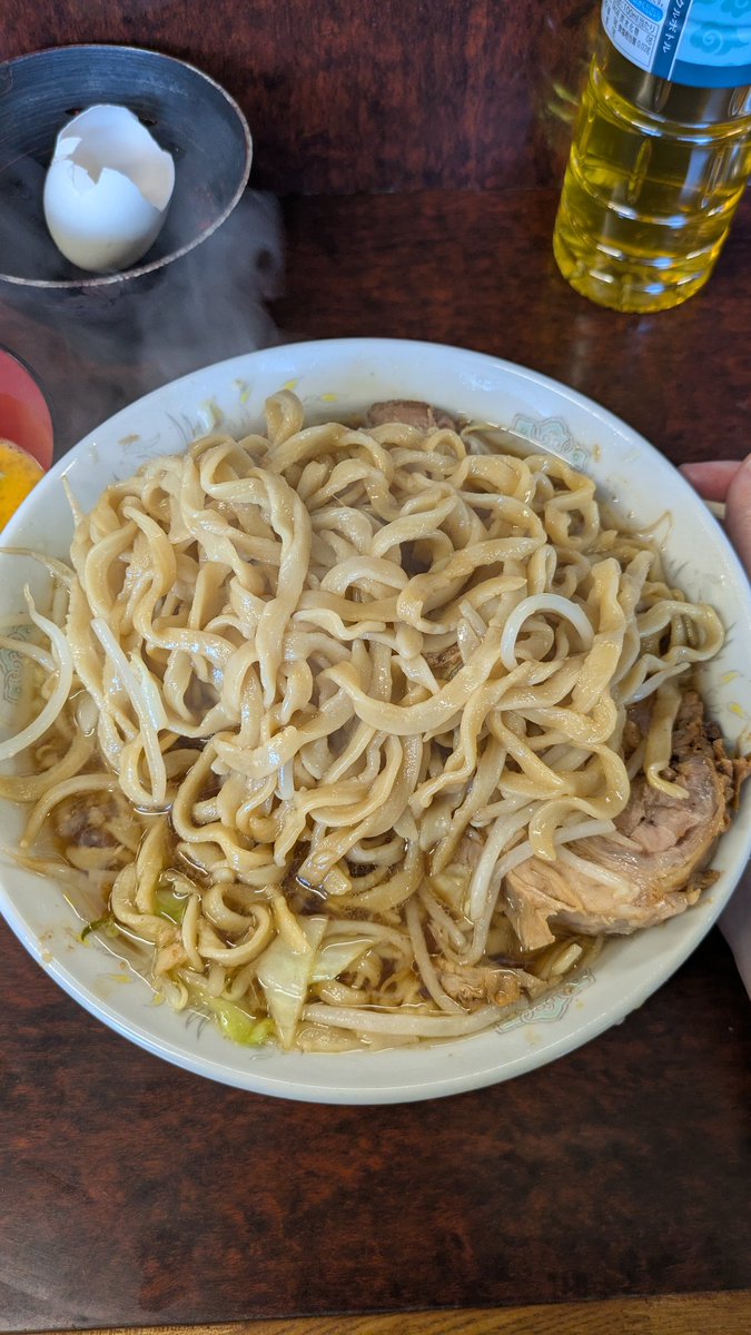 y_checkit's tweet photo. ラーメン二郎 めじろ台。今日はマジの絶品だった。小ラーメン ニンニク少なめ アブラ。
スープ、麺、ブタ、アブラとヤサイのマリアージュ。すべてが完ぺきと言っていい仕上がり。それでいて日曜昼に並びなし。最高オブ最高。 https://t.co/bBiE73FVLN