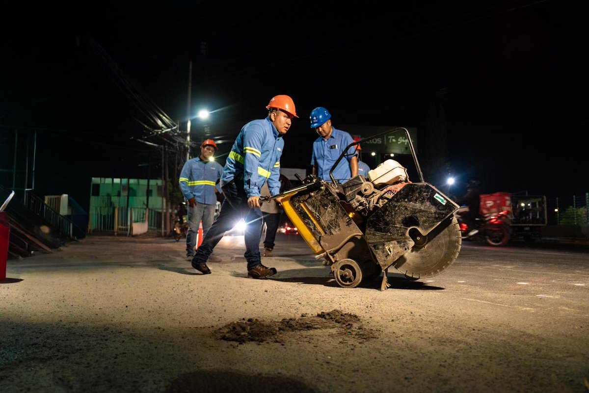 Retomamos labores de conexión de tubería en dos carriles sobre la intersección del 📍 bulevar San Bartolo con el bulevar del Ejército, en sentido de San Martín hacia San Salvador. 💧