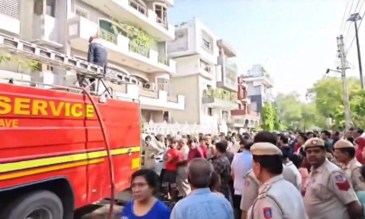 timesofindia's tweet image. #Delhi | At least nine people were killed after a massive blaze broke out in a residential building in #Shahdara. According to the Delhi Fire Services (DFS), a call regarding the fire was received at 3.27 am, following which 14 fire tenders and over 80 fire personnel were rushed