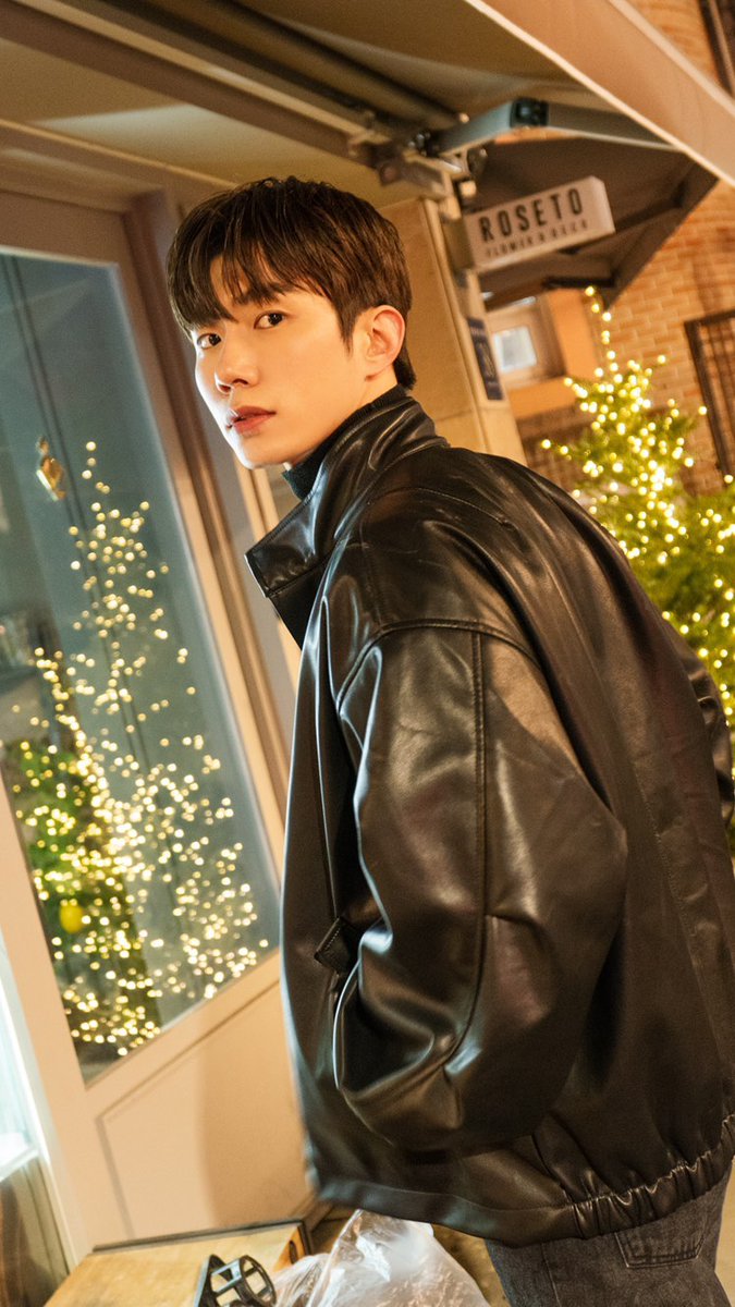 빛이나는☆우현 tweet media