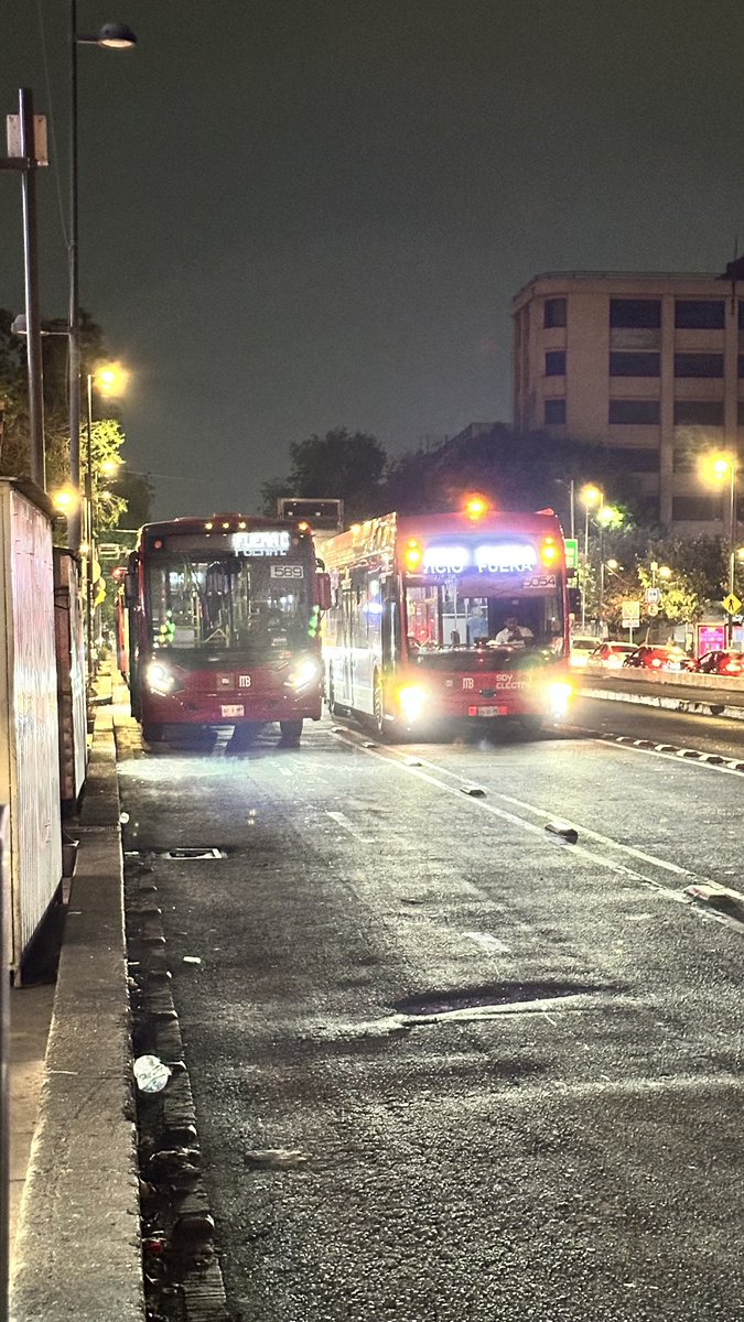 Warmachine100's tweet photo. @MetrobusCDMX Varias unidades en terminal hidalgo y no hay para alameda oriente https://t.co/tfFfpPpqrd