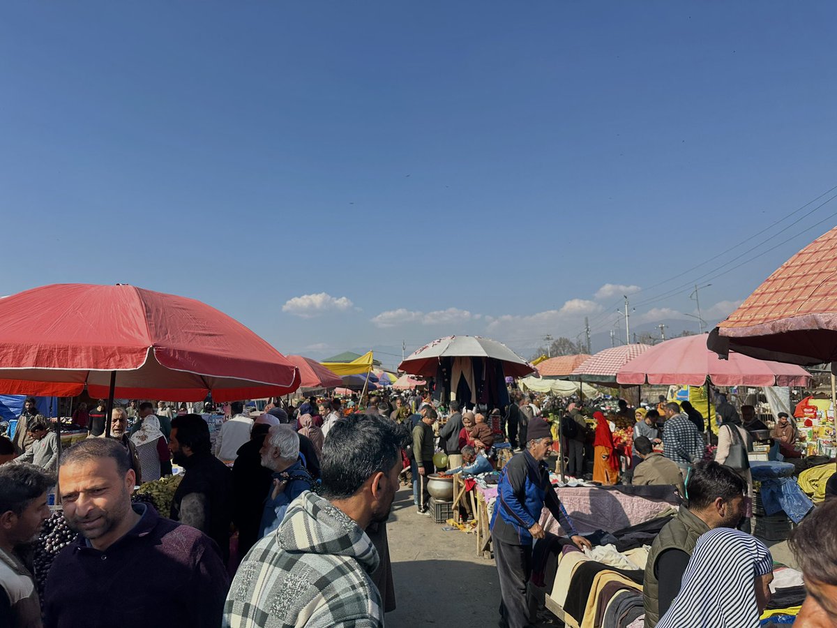 AsrarSyeed1's tweet image. They spent years in classrooms, earned degrees then walked out into a job market that had nothing to offer them.They spill out onto the sidewalks of Srinagar, where an educated young man arranging vegetables on a cart at 7 am is no longer an unusual sight. 
🧵 2/5 #Kashmir