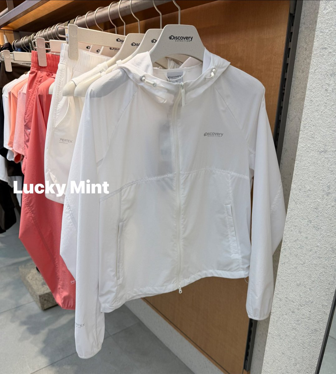 Luckymintt99's tweet photo. 🤍 มาแล้ววว เสื้อคู่คุณชายอีอัน 🤍

ลุคขาวคลีนๆ ที่ Byeon Woo-seok ใส่
หล่อแบบสะอาดตา เห็นแล้วใจบางมากกก 🥹✨

เสื้อกันลมจาก Discovery Expedition

✨ ผ้าเบา ใส่สบาย ไม่ร้อน
✨ กันลมได้ ✨ สีขาวคลีน แมทช์ง่าย

4100.- https://t.co/yuyxSGgIYT