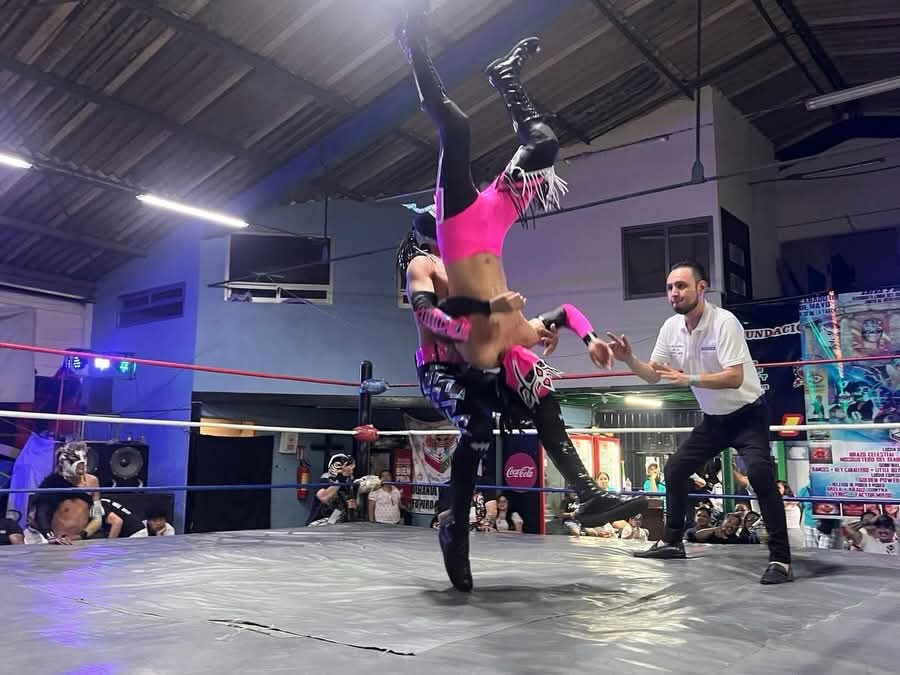 LaTijeraLucha's tweet image. Sensacional “Copa Aérea de Ohana” donde en la recta final CaballeroDeFuego logra dar cuenta de #AhijaditoDelDiablo, en duelo espectacular que prendió al público, previamente quedaron eliminados #Diagonal, #MoskoExtremeJr,
#DinamicFly y Zizza, saliendo premiados los gladiadores...