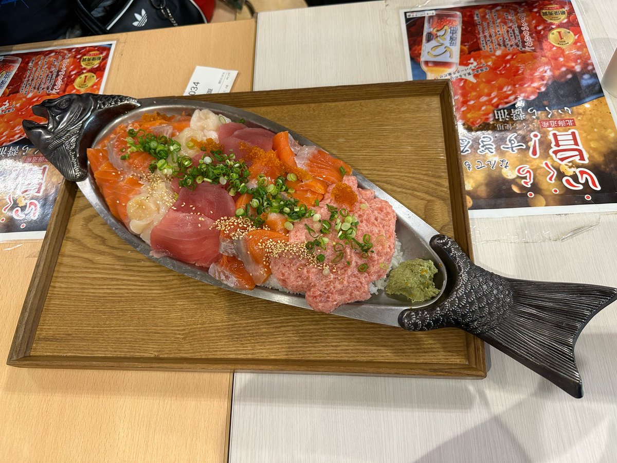 これ食べたくて地元民は行かねーよと言われる道の駅サーモンパークへタクって行ってきた！そのままも〆の出汁茶漬けもめっちゃ美味しかった😍