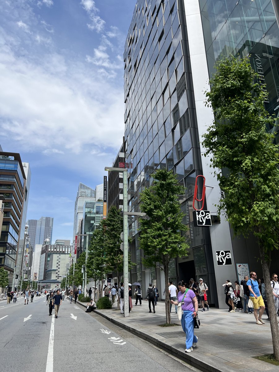 銀座の歩行者天国、賑わってます。今日もいい天気です！夕方まで伊東屋におります。よろしくお願いします。