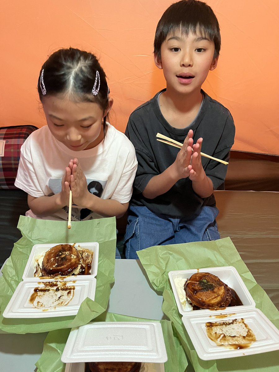 天気が悪いから子供達とテントを家の中へと運び込む テントへの過保護。

宿題したり、お昼にタコ判食べたり満喫してます。