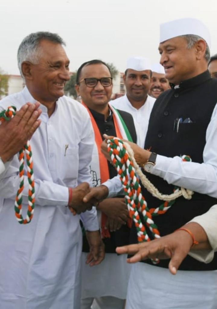 सूबे के सर्वाधिक लोकप्रिय नेता, मेरे आदर्श, प्रेरणा स्रोत, पथ प्रदर्शक पूर्व मुख्यमंत्री श्री <a href="/ashokgehlot/">Gehlot Ashok</a> 51 को जन्मदिवस पर हार्दिक बधाई एवं शुभकामनाएँ । 🎂🎂🎂