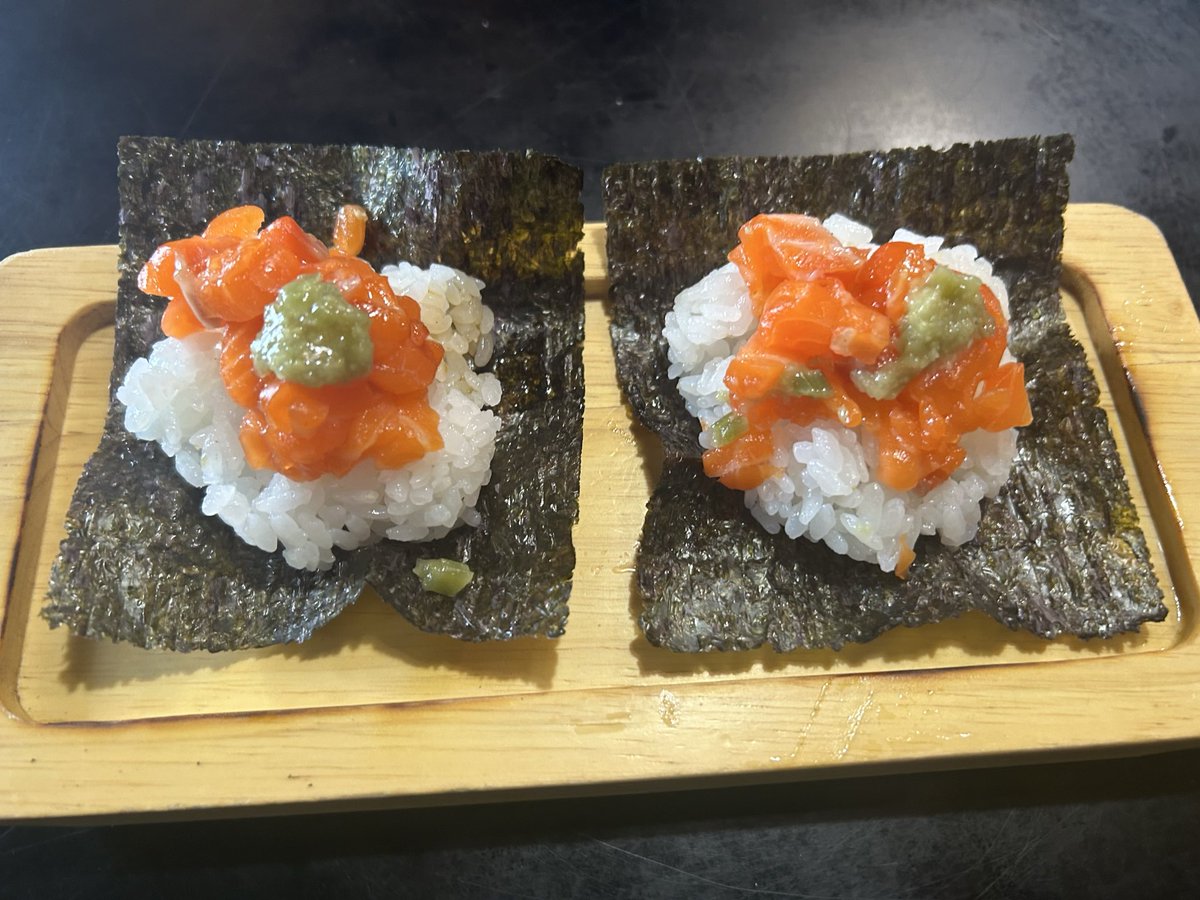 HIDE95774804's tweet photo. 宇都宮市みかさ
イカ煮干し背脂そば
サーモン手巻き寿司
イカ煮干し背脂こんなに美味しかったのか　
気がつけば　秒でスープ完飲　細麺もこの料理によく合う　

仲間も2人感動
サーモン握りも秒で完食　みかさ何食べても全部美味しい😋
今日もご馳走様でした♪ https://t.co/cFd3ckulJu