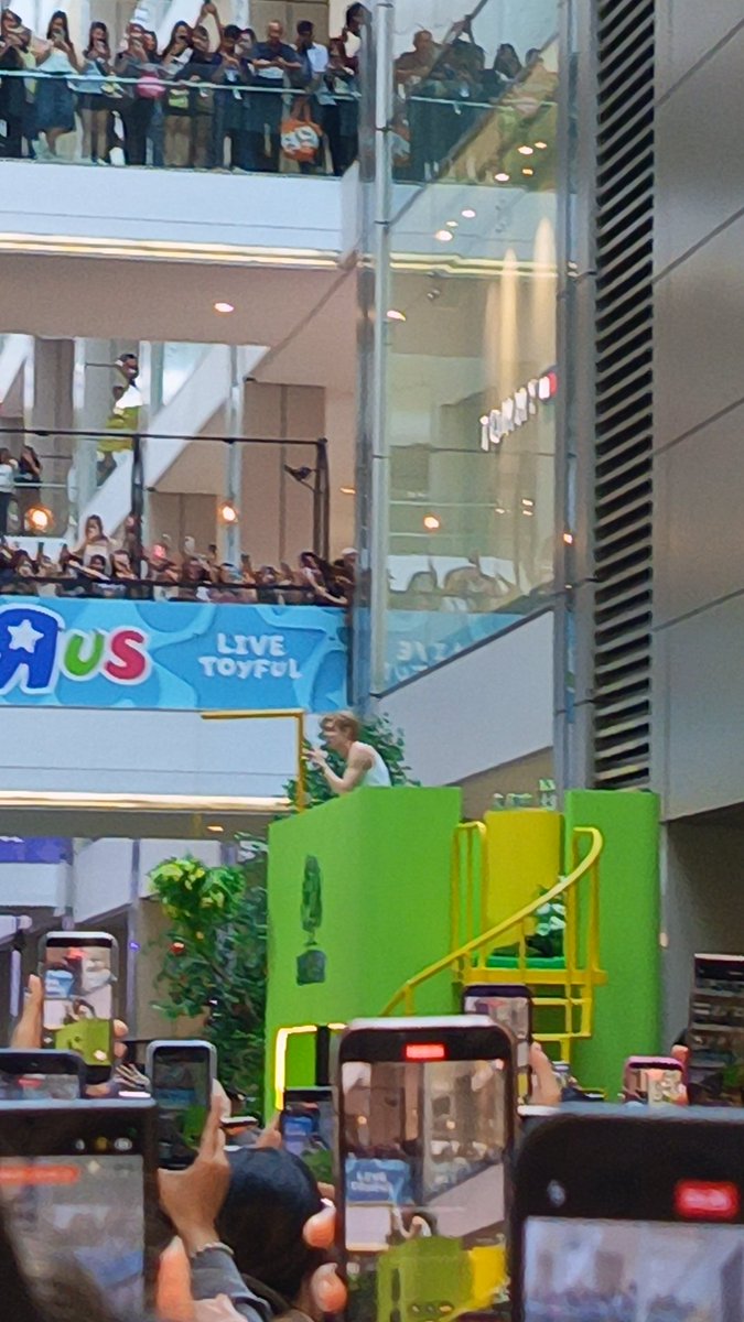 I actually arrived late... BUT YJ THANK YOU FOR THE FREE CONCERT!!!!