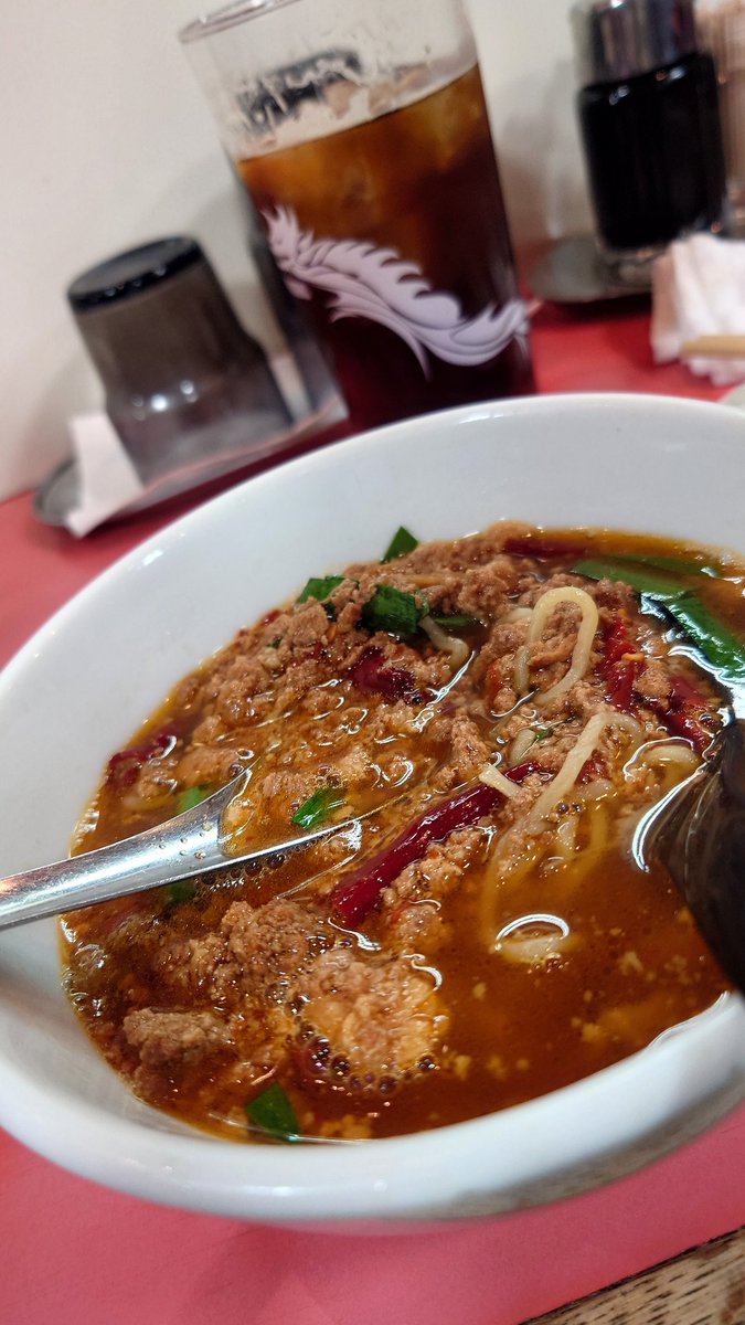 oboemon's tweet photo. 去年の今ごろはマラ７やってたことをスマホが思い出させてくれてます♪
写真は南陽倶楽部の台湾ラーメン(奥はおそらくドラゴンハイボール) https://t.co/sdoikl4iQD