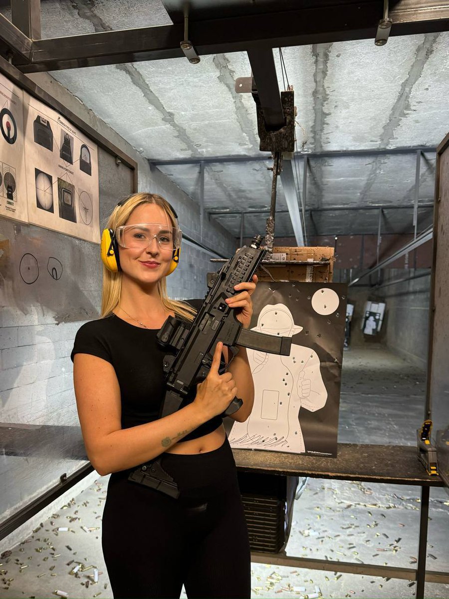 Lara Lane tweet media