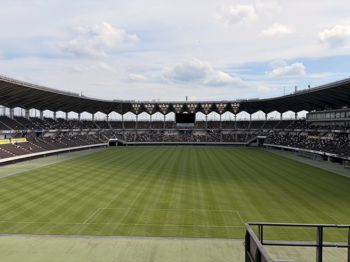 hiro's tweet photo. というわけで、時折強い風が吹くフクアリでアビスパの試合を見ますね https://t.co/scu91qohtM