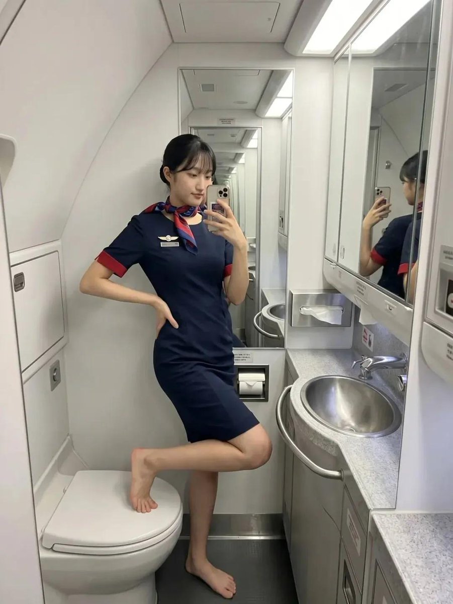 Bobson_912's tweet photo. 航空服小姐姐的美腳 https://t.co/bEvbHltGvd