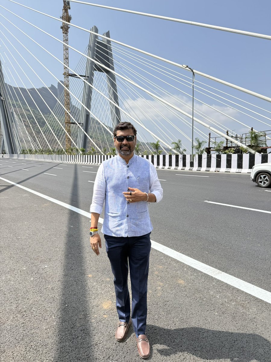 keshavupadhye's tweet image. धन्यवाद देवेंद्रजी!

दोन दिवसांपूर्वीच उद्घाटन झालेल्या मिसिंग लिंकवरून आज प्रवास करण्याचा योग आला आणि खरंच हा रस्ता म्हणजे आधुनिक तंत्रज्ञानाचा अप्रतिम नमुना आहे. सुरक्षित, वेगवान आणि अत्यंत सुटसुटीत असा हा अनुभव मनात कायमचा कोरला गेला.

मा. देवेंद्रजींच्या दूरदृष्टीपूर्ण