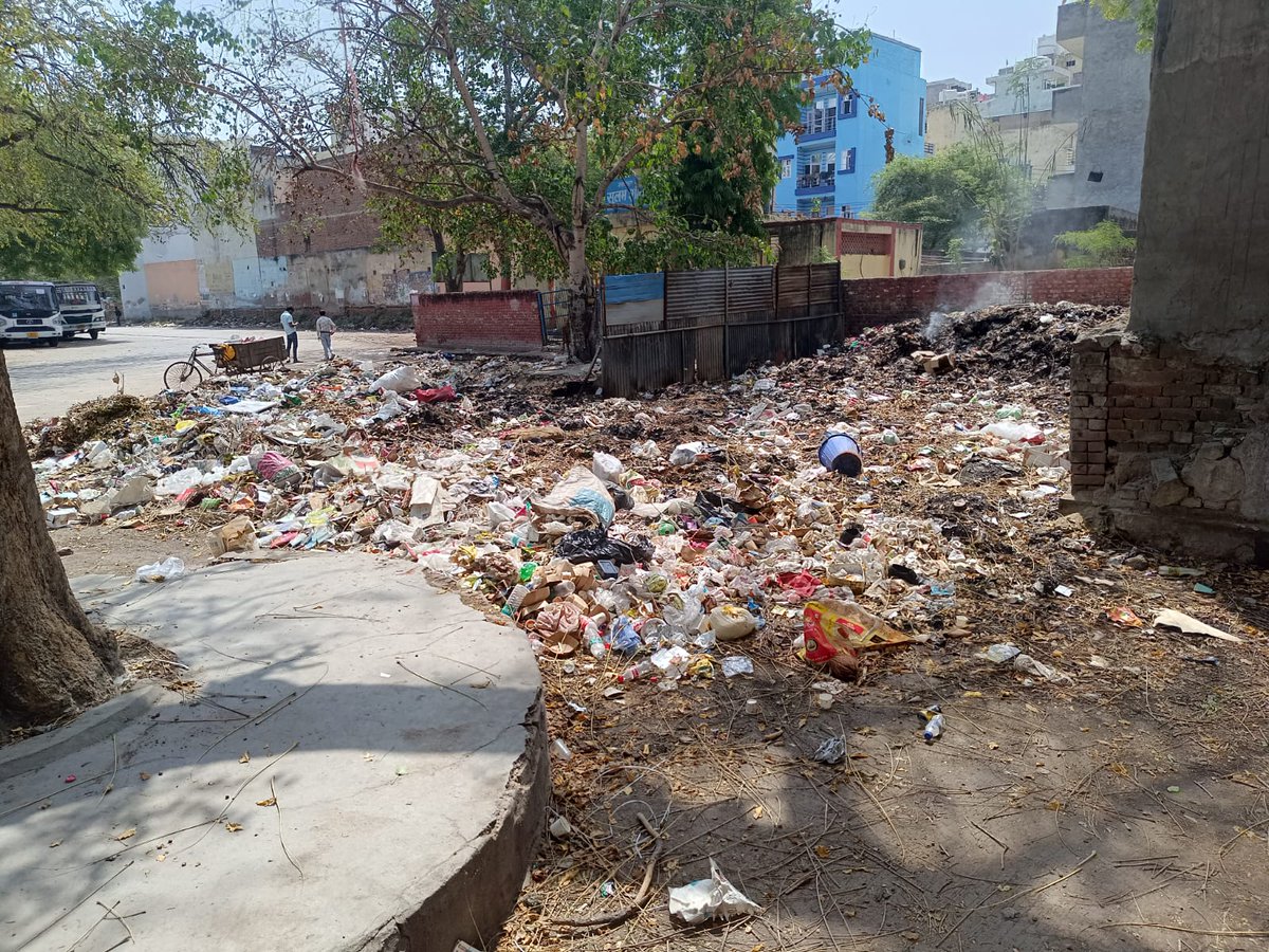 MihikaShahh's tweet image. #Garbage burning &amp;amp; #illegal dumping continues in #Gurugram sector 12 bus stand despite repeated complaints. @MunCorpGurugram @HspcbN @HspcbS stop playing blame-game!  #pollution
Photos via: @Naveen16959726

@DC_Gurugram @cmohry @CPCB_OFFICIAL @CAQM_Official @NayabSainiBJP